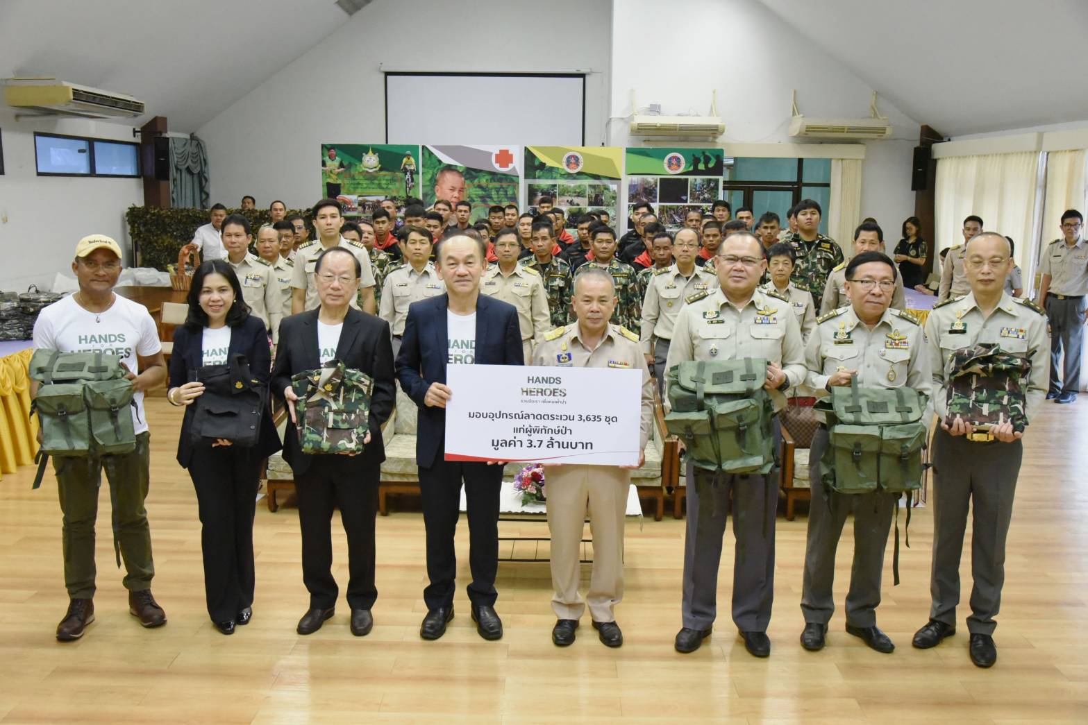 โครงการ “HANDS FOR HEROES รวมมือเรา เพื่อคนเฝ้าป่า”  มูลนิธิเอสซีจี เป็นตัวแทนผู้สนับสนุนมอบอุปกรณ์ลาดตระเวน แก่ผู้พิทักษ์ป่าทั่วประเทศ